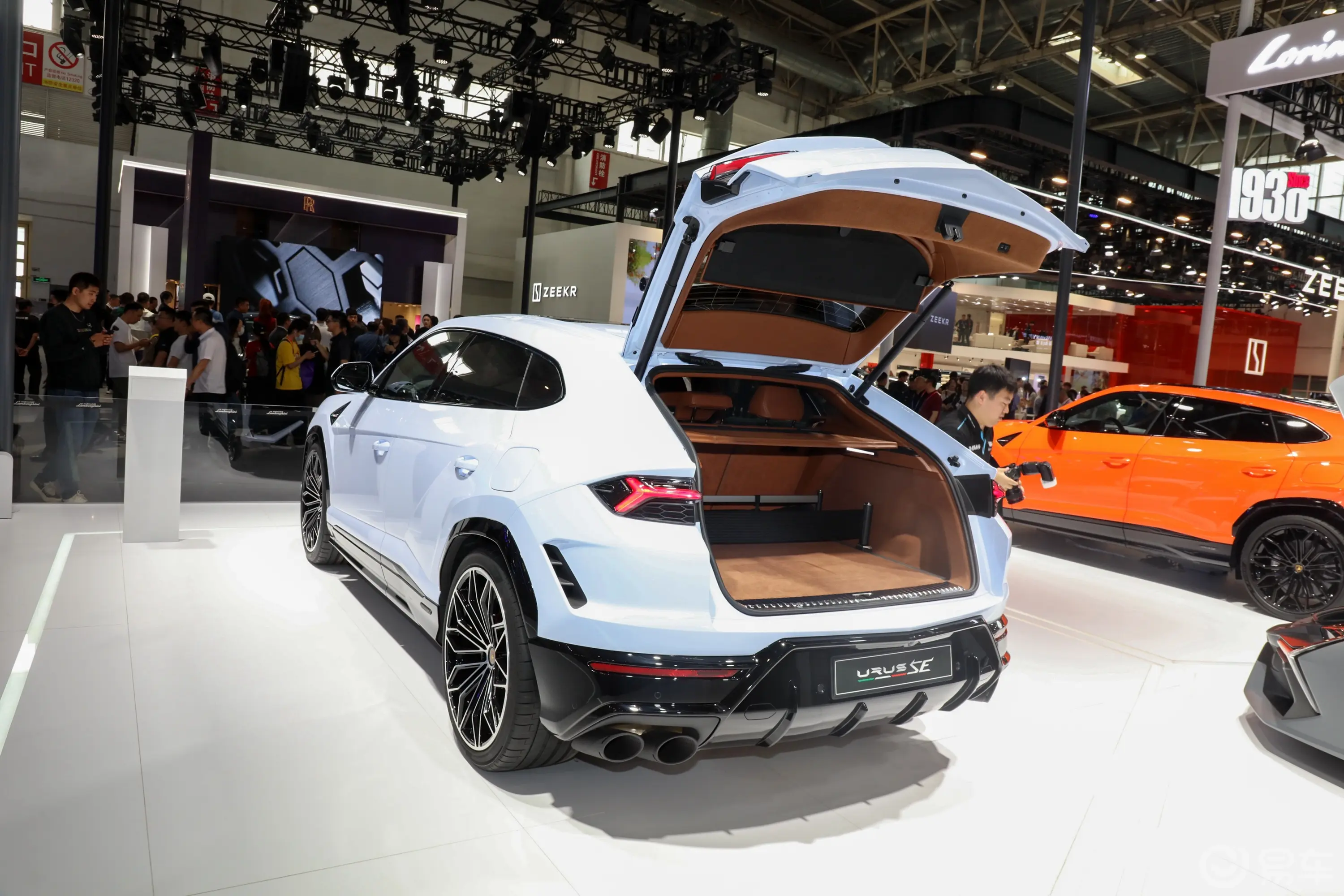 Urus SE4.0T 标准型空间