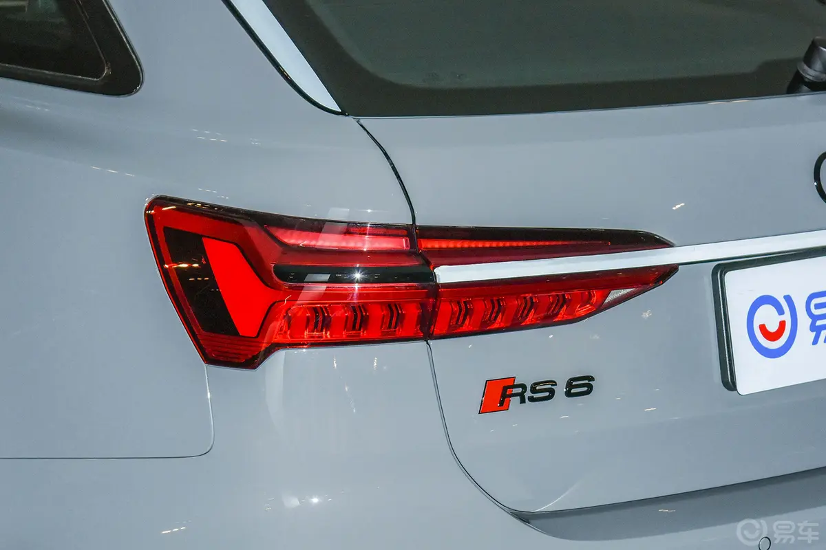 奥迪RS 64.0T Avant Performance尾灯侧45度俯拍