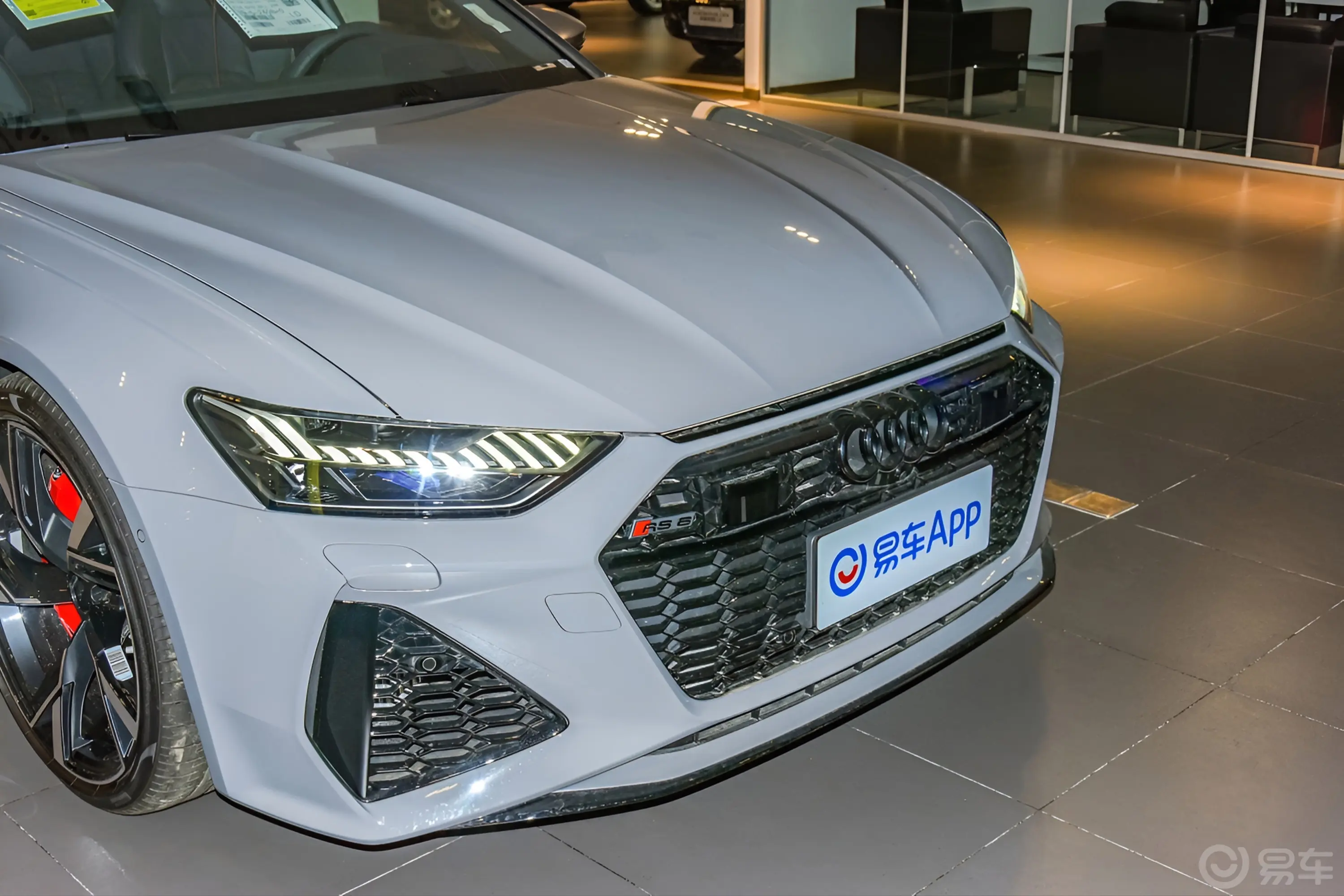 奥迪RS 64.0T Avant Performance前格栅侧俯拍