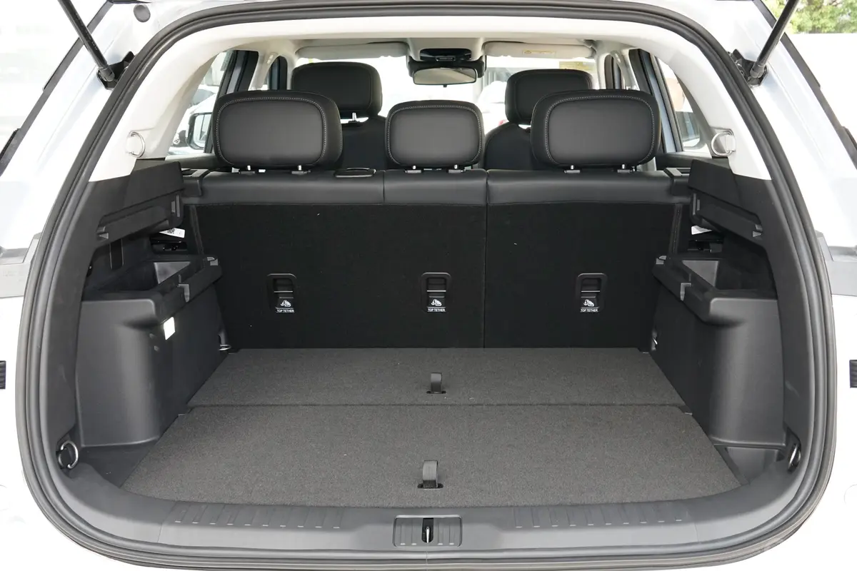 探索06改款 都市版 1.6T 两驱舒适型后备厢空间特写
