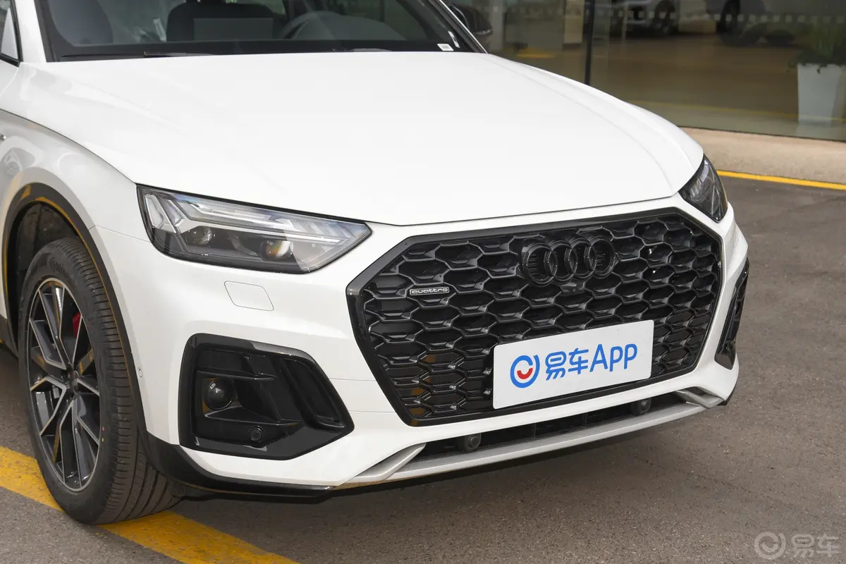 奥迪Q5L Sportback45 TFSI 豪华型前格栅侧俯拍