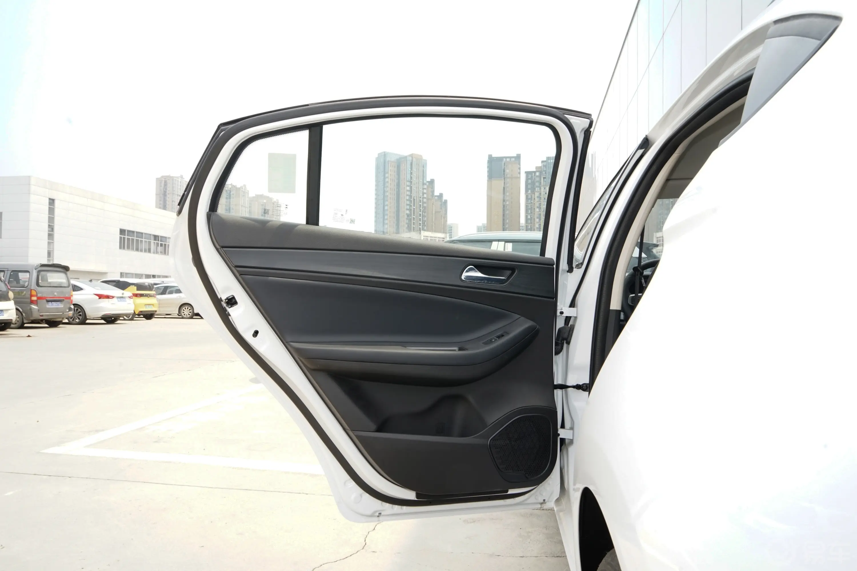 艾瑞泽5惠民版 1.5L CVT风尚型驾驶员侧后车门