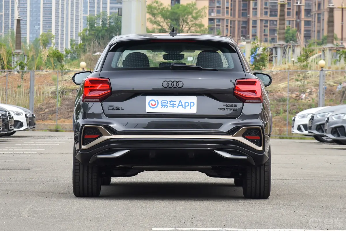 奥迪Q2L35 TFSI RS套件燃速型正后水平