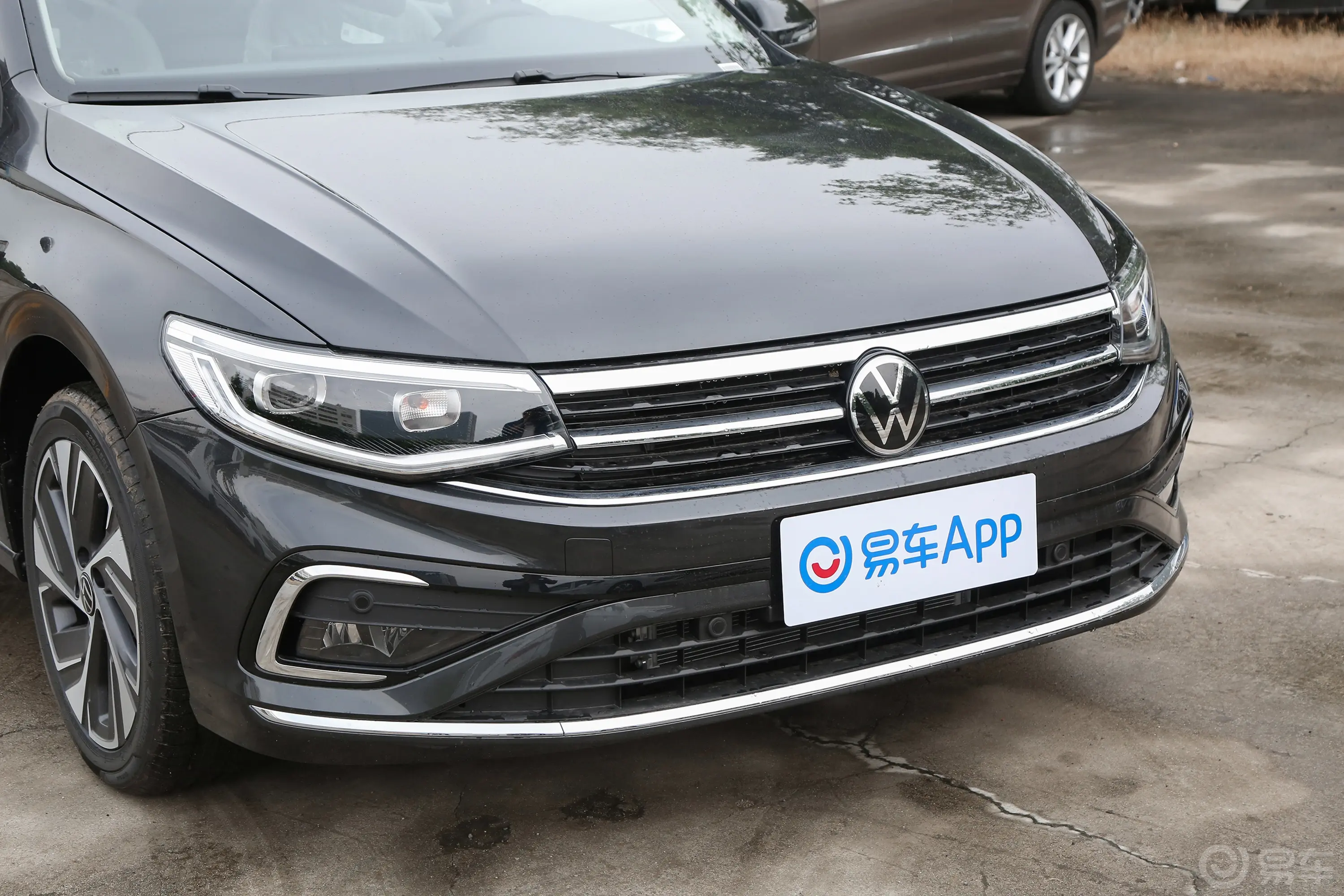 宝来300TSI 双离合尊行版前格栅侧俯拍