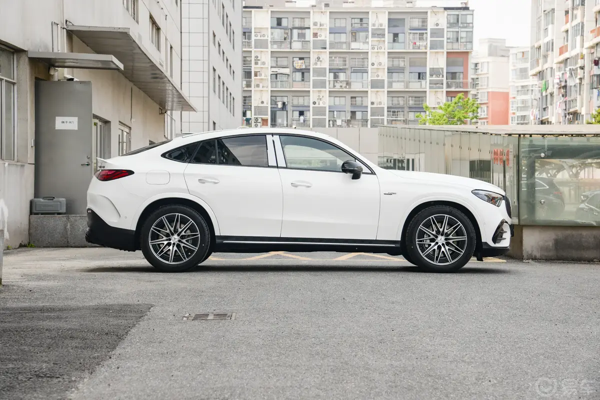 奔驰GLC轿跑 AMGAMG GLC 43 4MATIC 轿跑SUV正侧车头向右水平