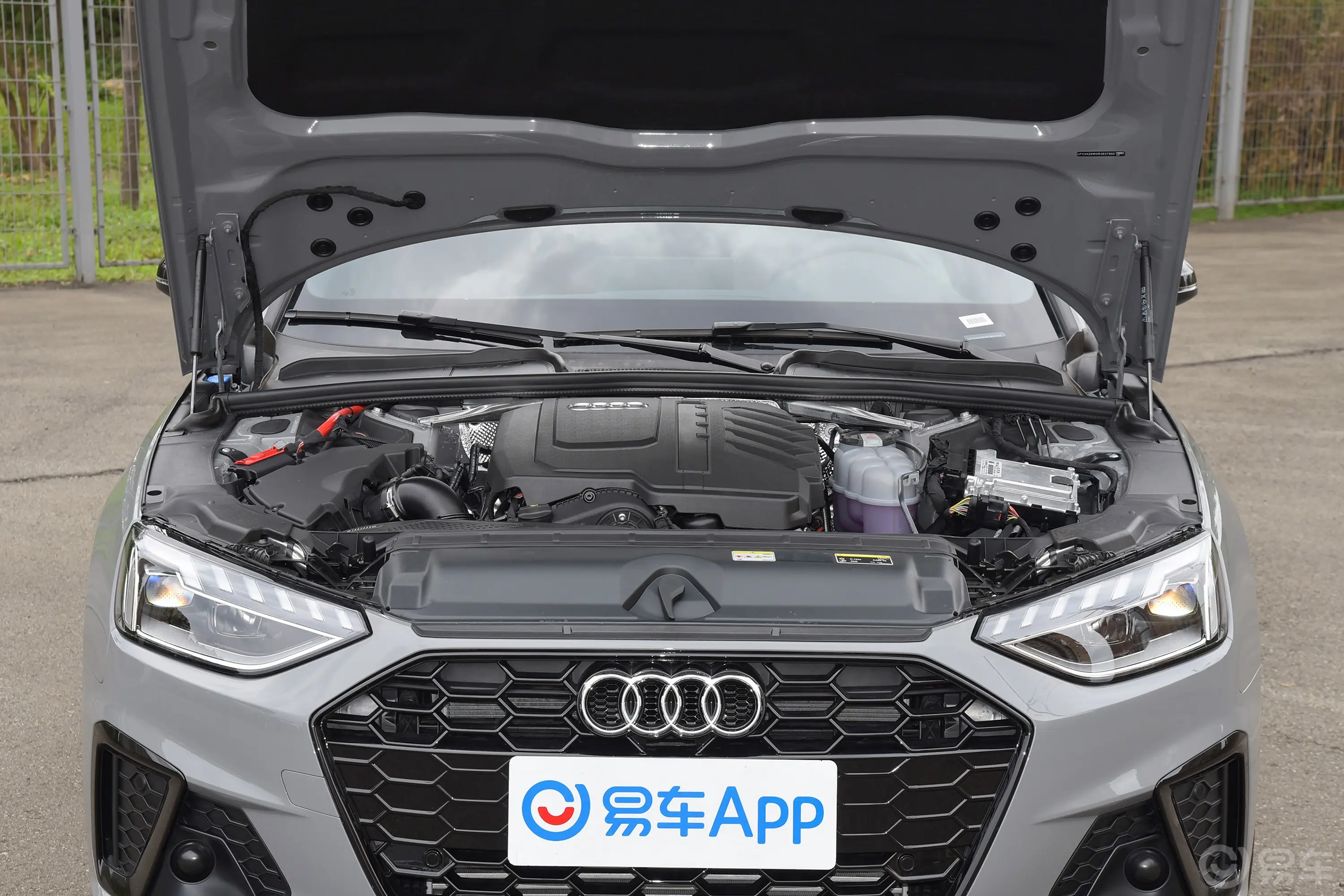 奥迪A4L40 TFSI 豪华动感型发动机舱整体