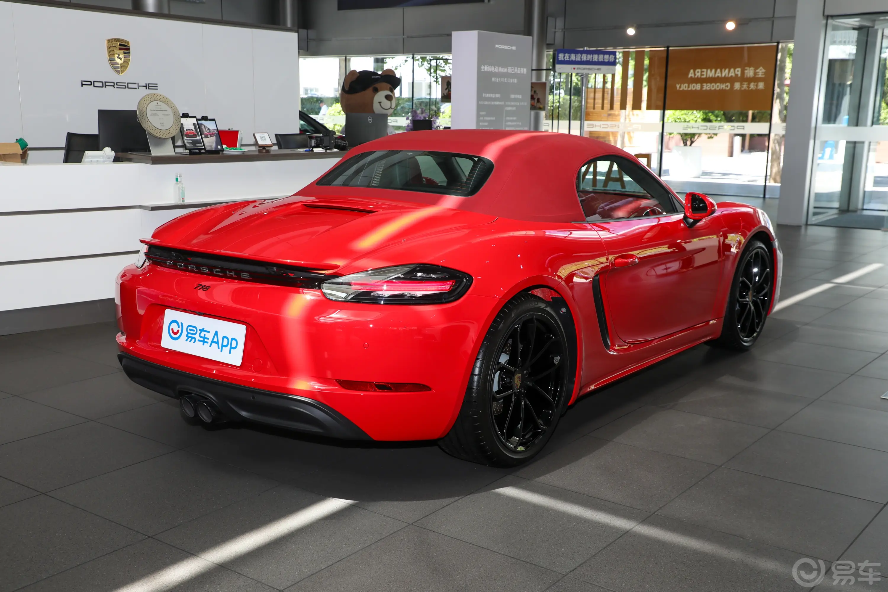 保时捷718Boxster Style Edition 2.0T侧后45度车头向左水平