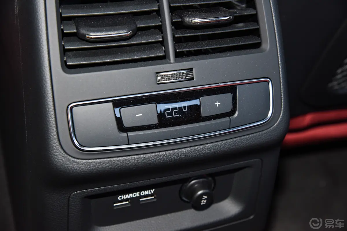 奥迪S53.0T Coupe后排空调控制键