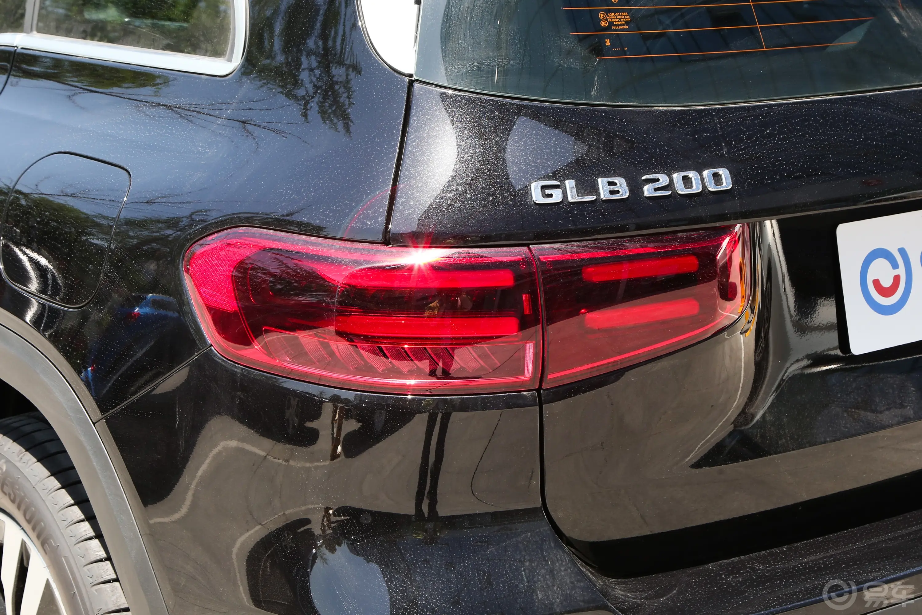 奔驰GLB改款 GLB 200 动感型 5座尾灯侧45度俯拍
