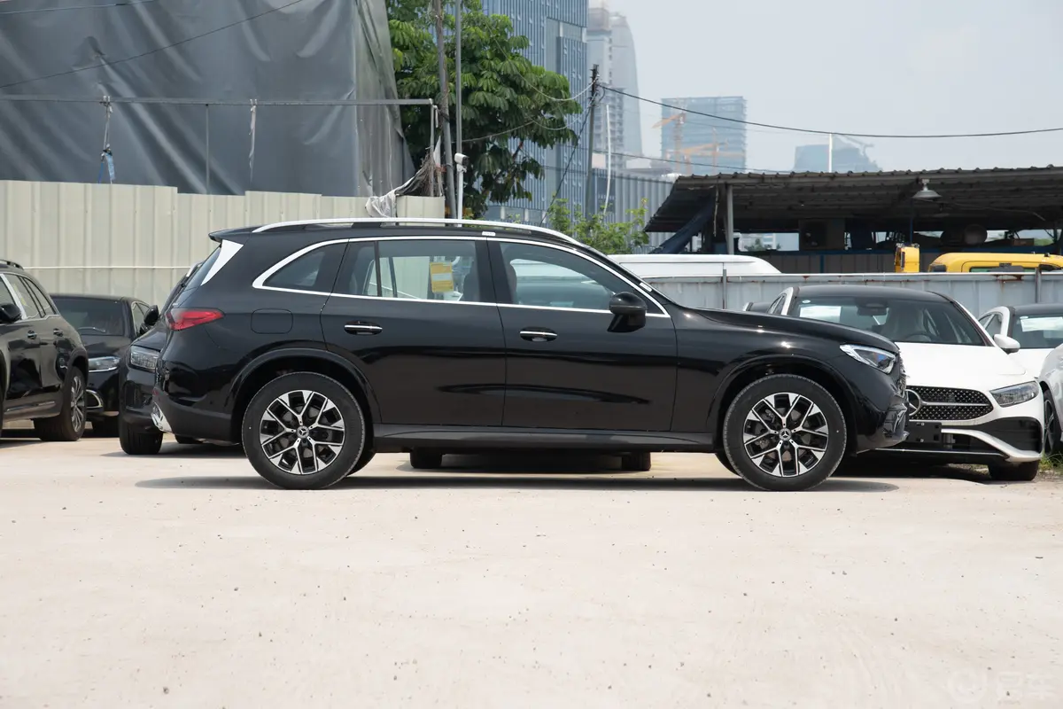 奔驰GLC改款 GLC 260 L 4MATIC 豪华型 5座正侧车头向右水平