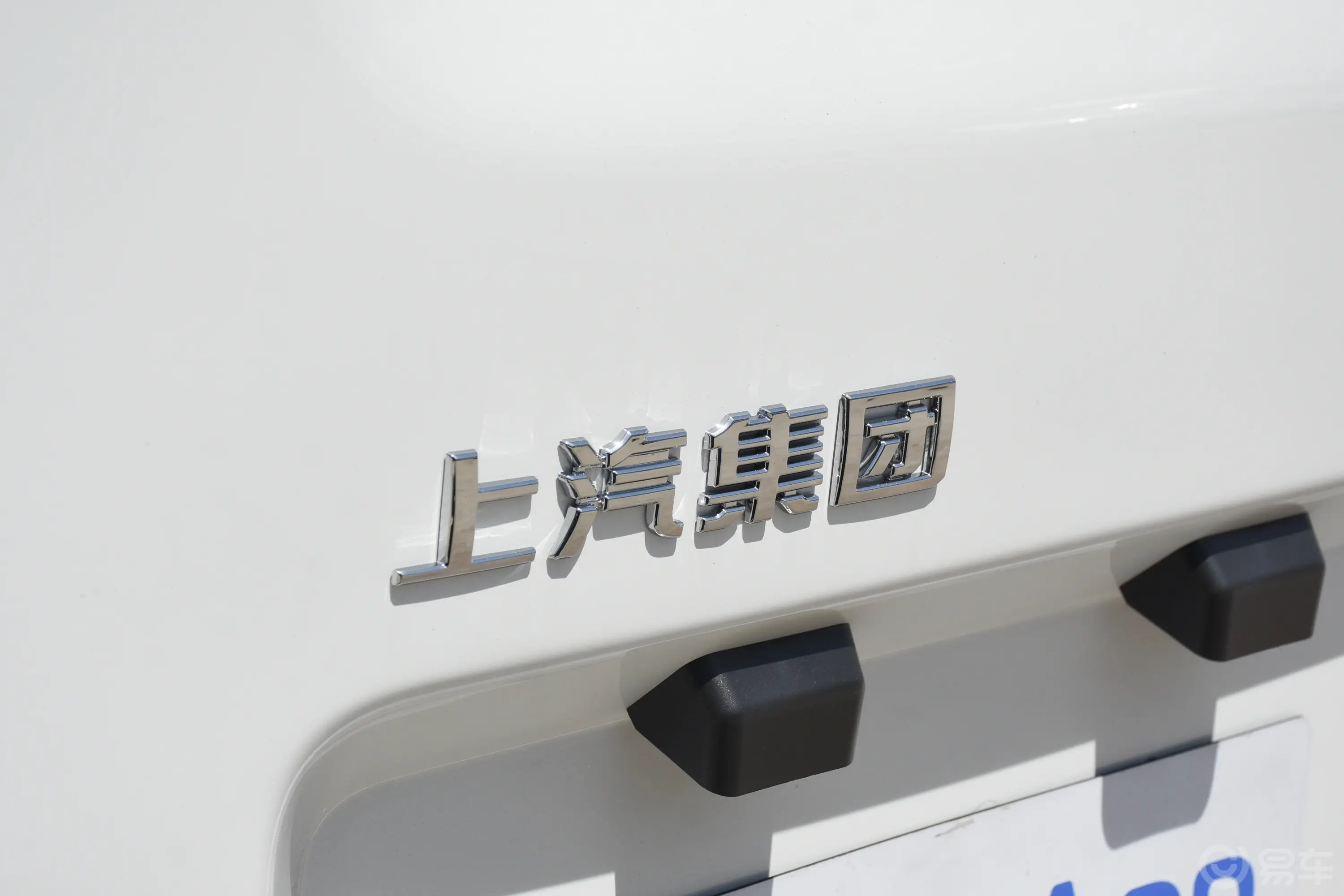 新途V80城配王 2.0T AMT长轴中顶147Ps超值版 3座外观细节