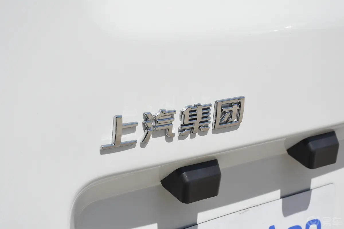 新途V80城配王 2.0T AMT长轴中顶147Ps超值版 3座外观细节