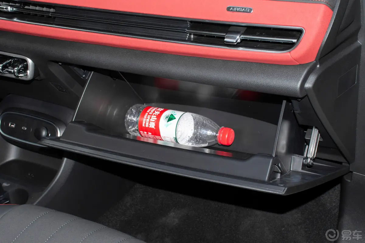 欧拉好猫GT木兰版 401km 豪华型手套箱空间水瓶横置