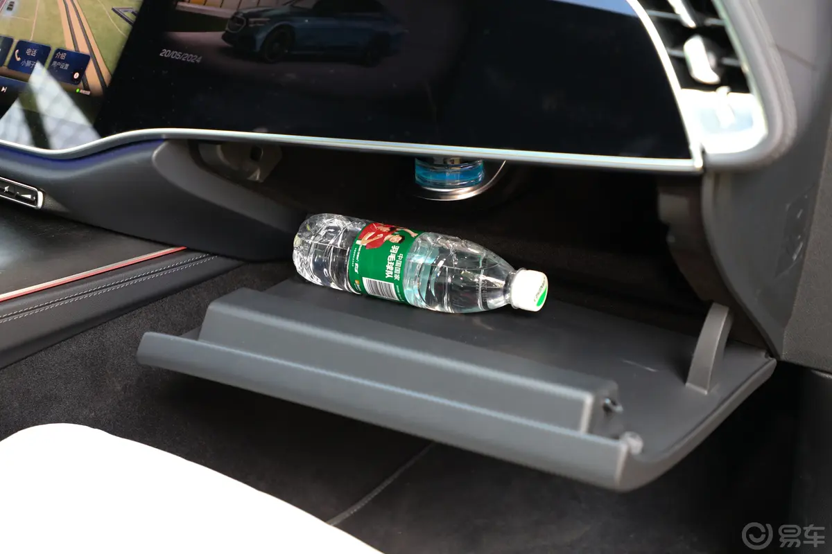 奔驰E级E 300 L 运动尊贵型手套箱空间水瓶横置