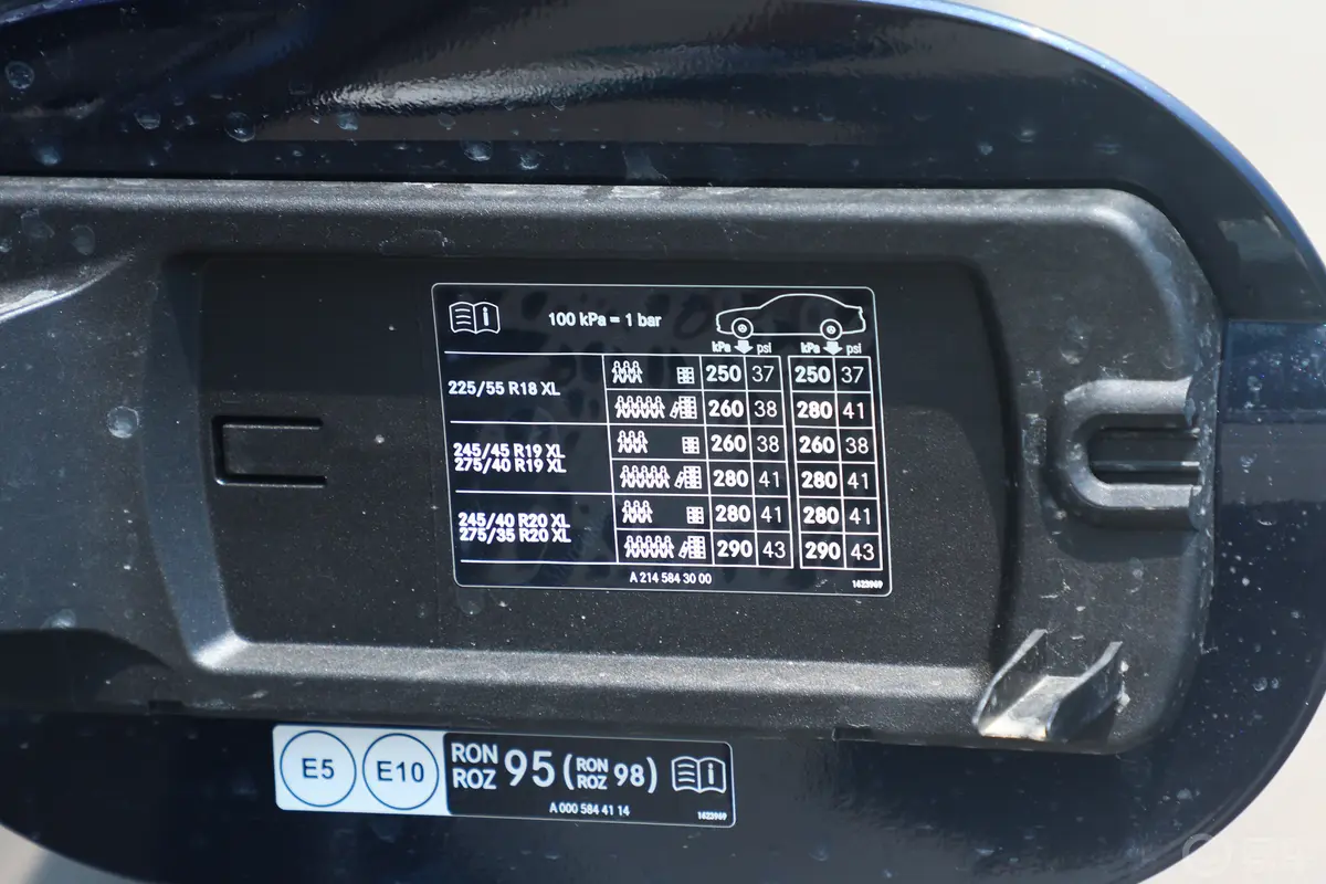 奔驰E级E 300 L 运动尊贵型胎压信息铭牌