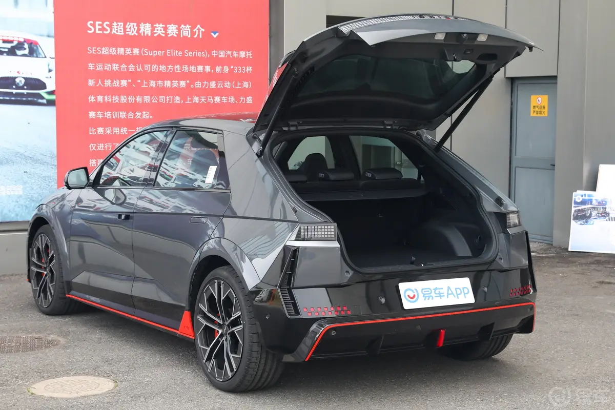 IONIQ 5 N标准版后备厢开启45度侧拍