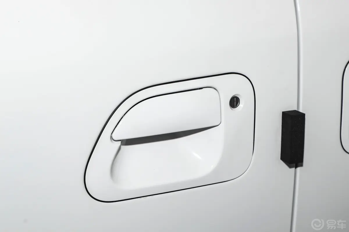菱智PLUS2.0L 手动客运型中级车 9座 CNG驾驶员侧前门把手