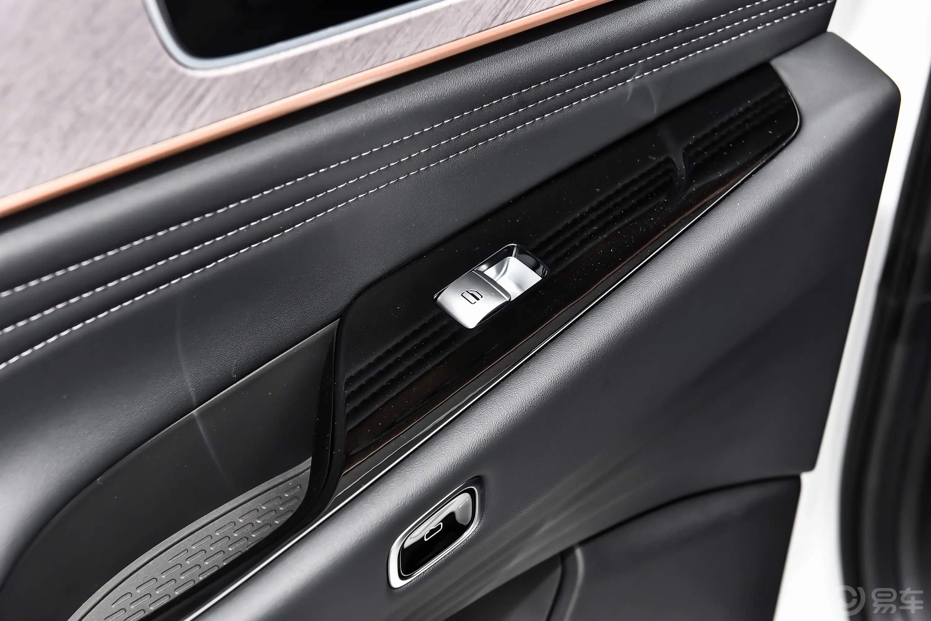 瑞虎92.0T 双离合两驱超舒适·尊尚版 5座后车窗调节
