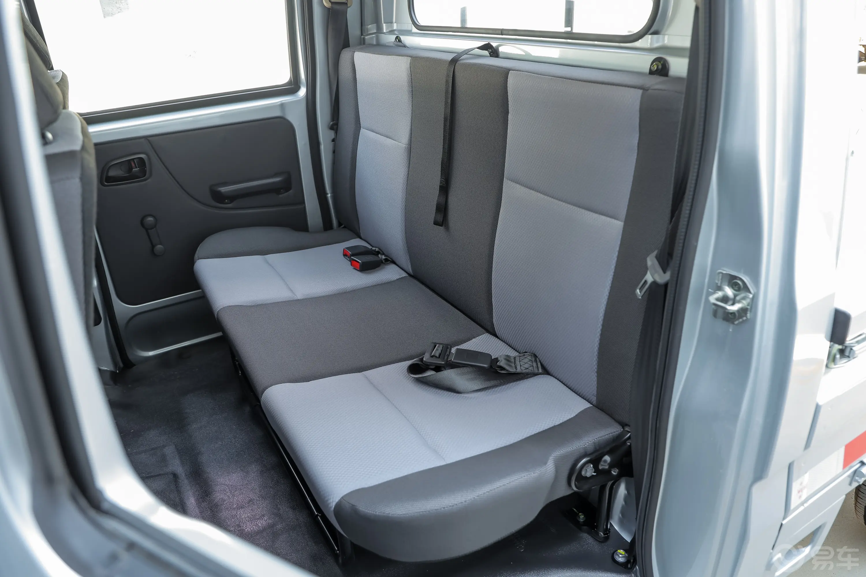 长安星卡1.5L 双排2.26米载货汽车舒适型无空调后排座椅