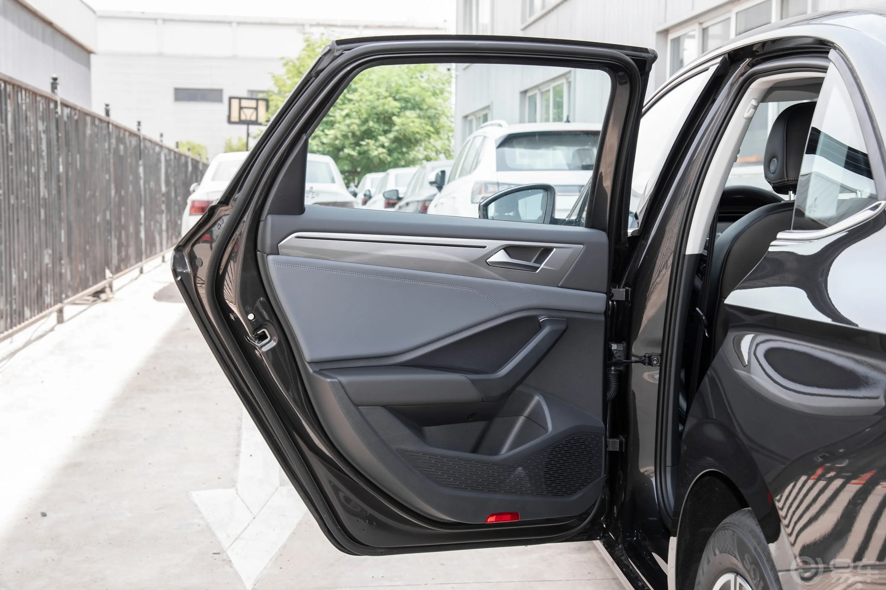 速腾300TSI 双离合飞越版驾驶员侧后车门