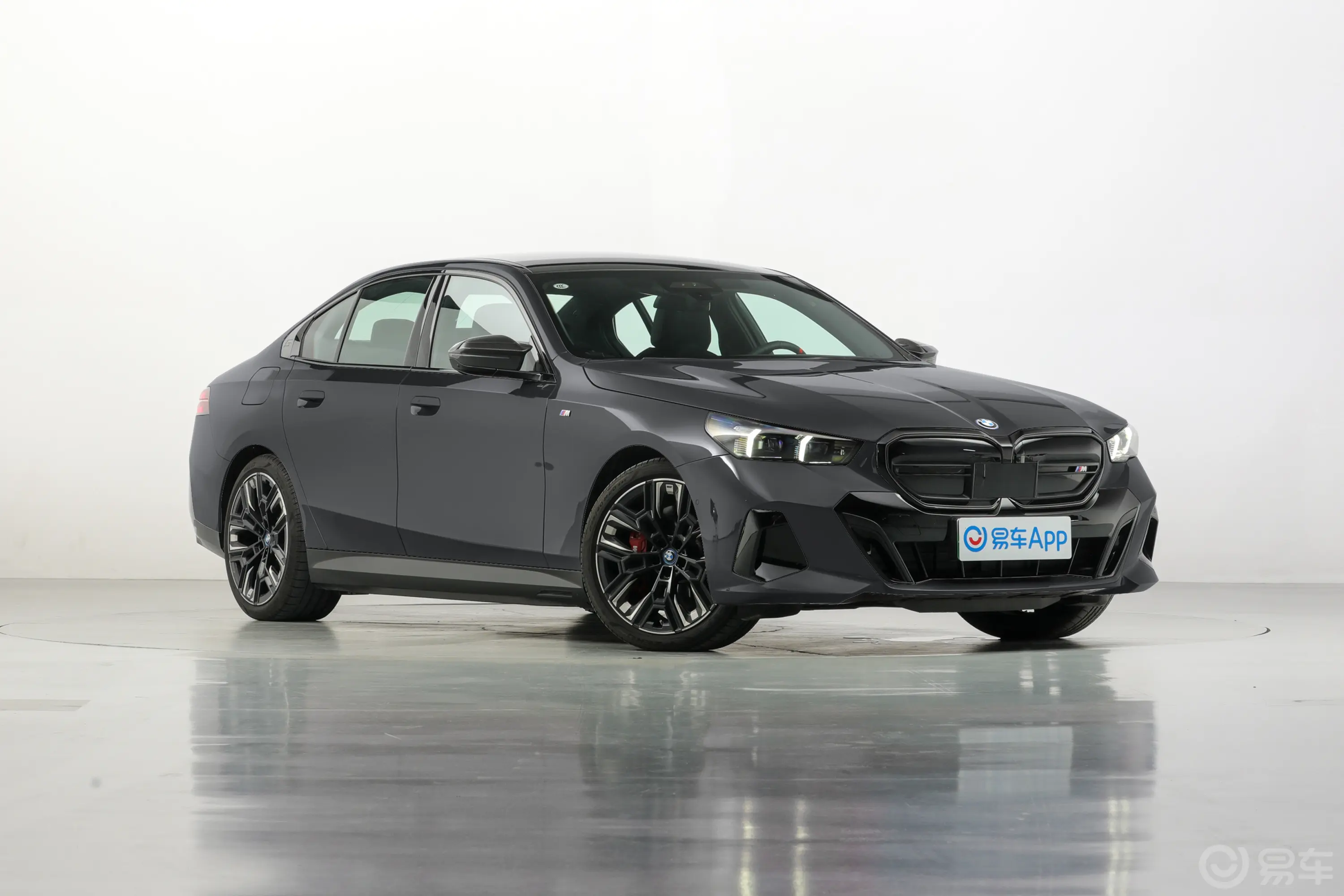 宝马i5(进口)xDrive M60侧前45度车头向右水平