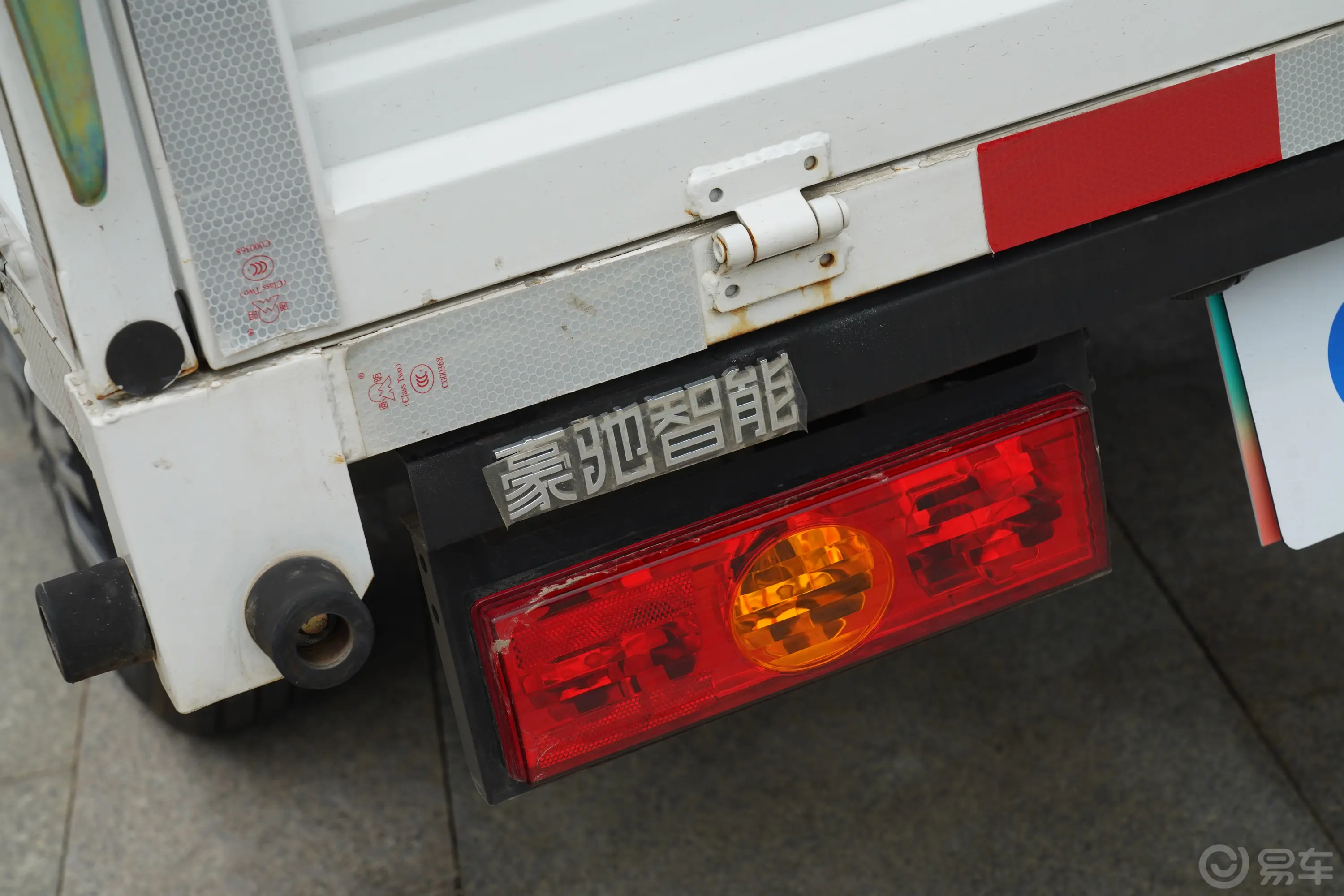 橙仕X2102km 单排栏板车外观细节