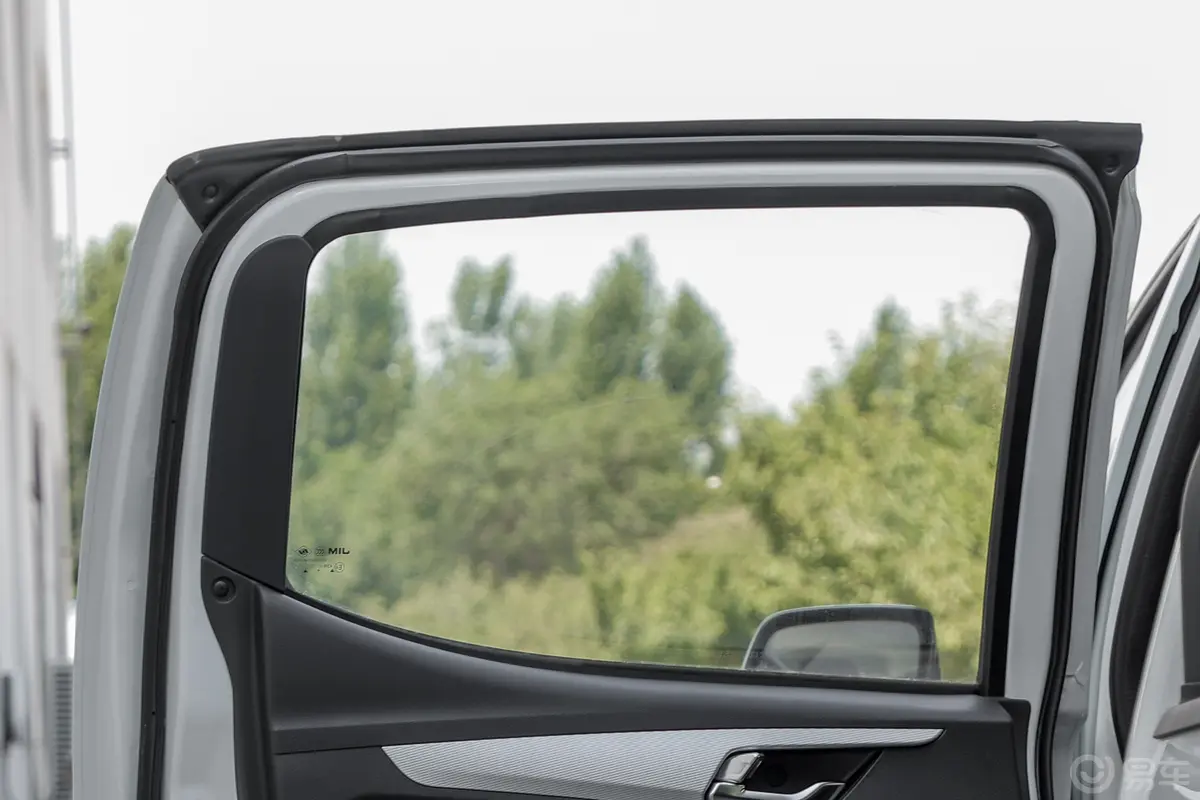 瑞迈2.8T 两驱标轴舒适型 柴油后排侧窗遮阳帘
