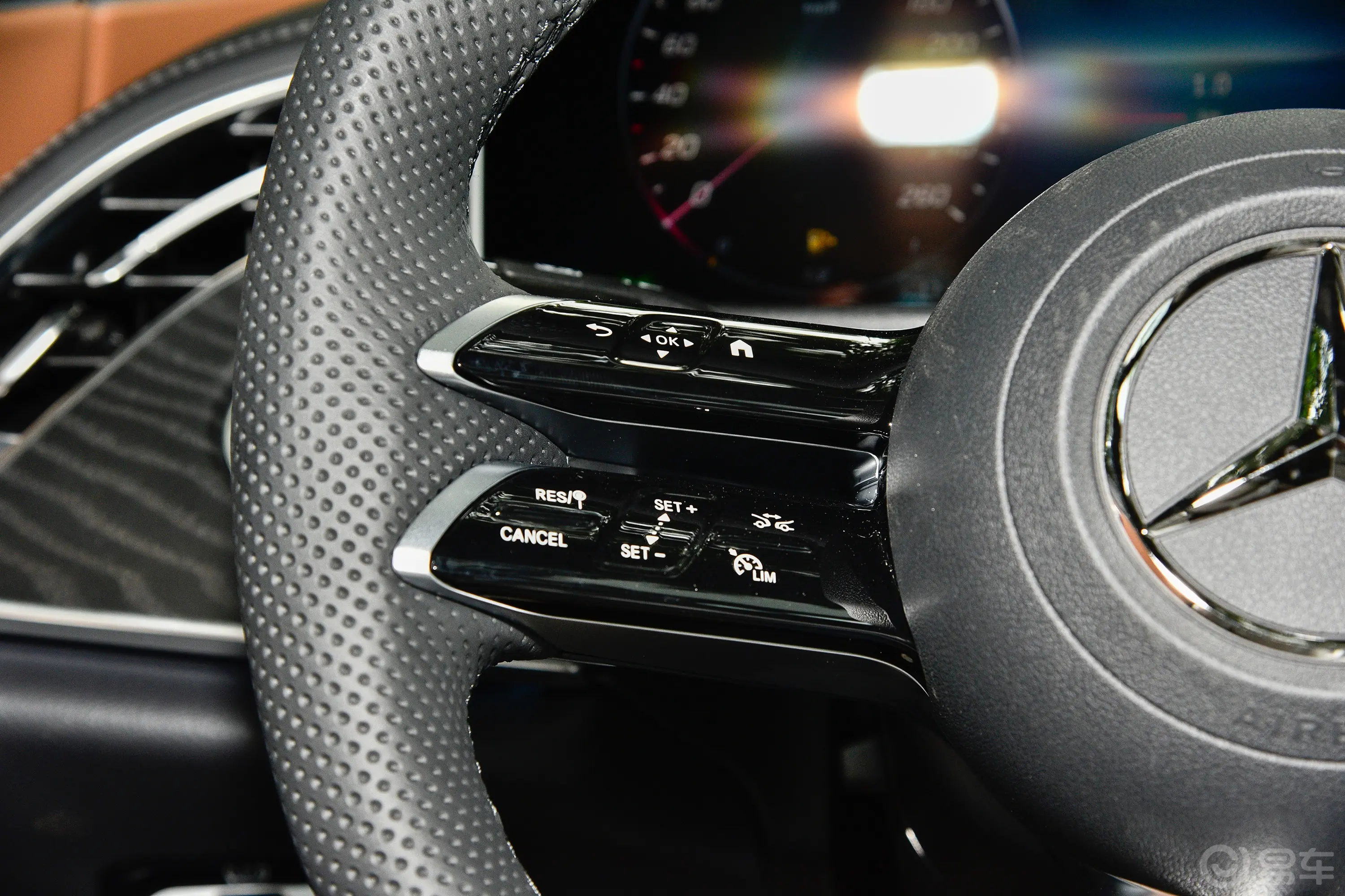 奔驰E级改款 E 300 L 运动时尚型左侧方向盘功能按键