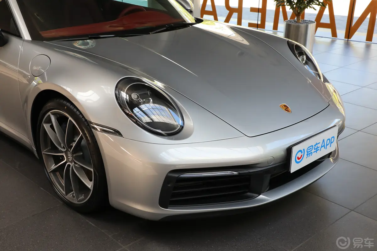 保时捷911Carrera 3.0T前格栅侧俯拍