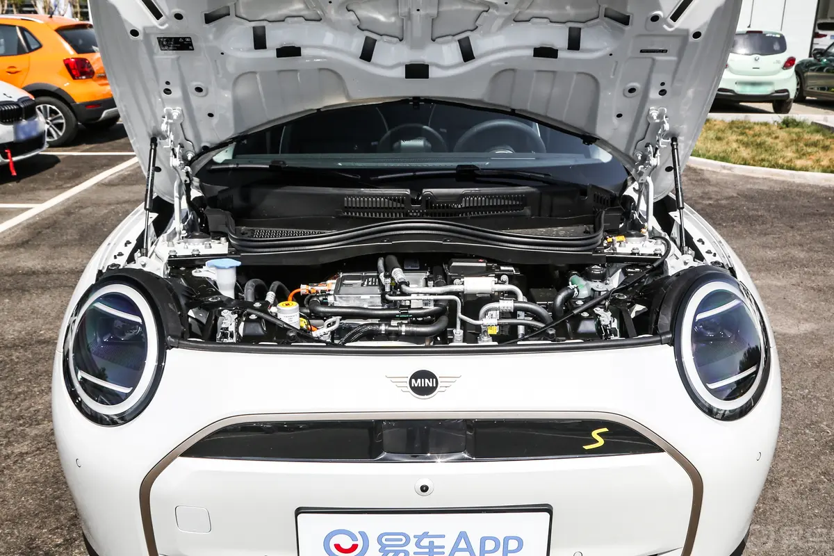 电动MINI COOPER452km COOPER SE 艺术家前舱整体