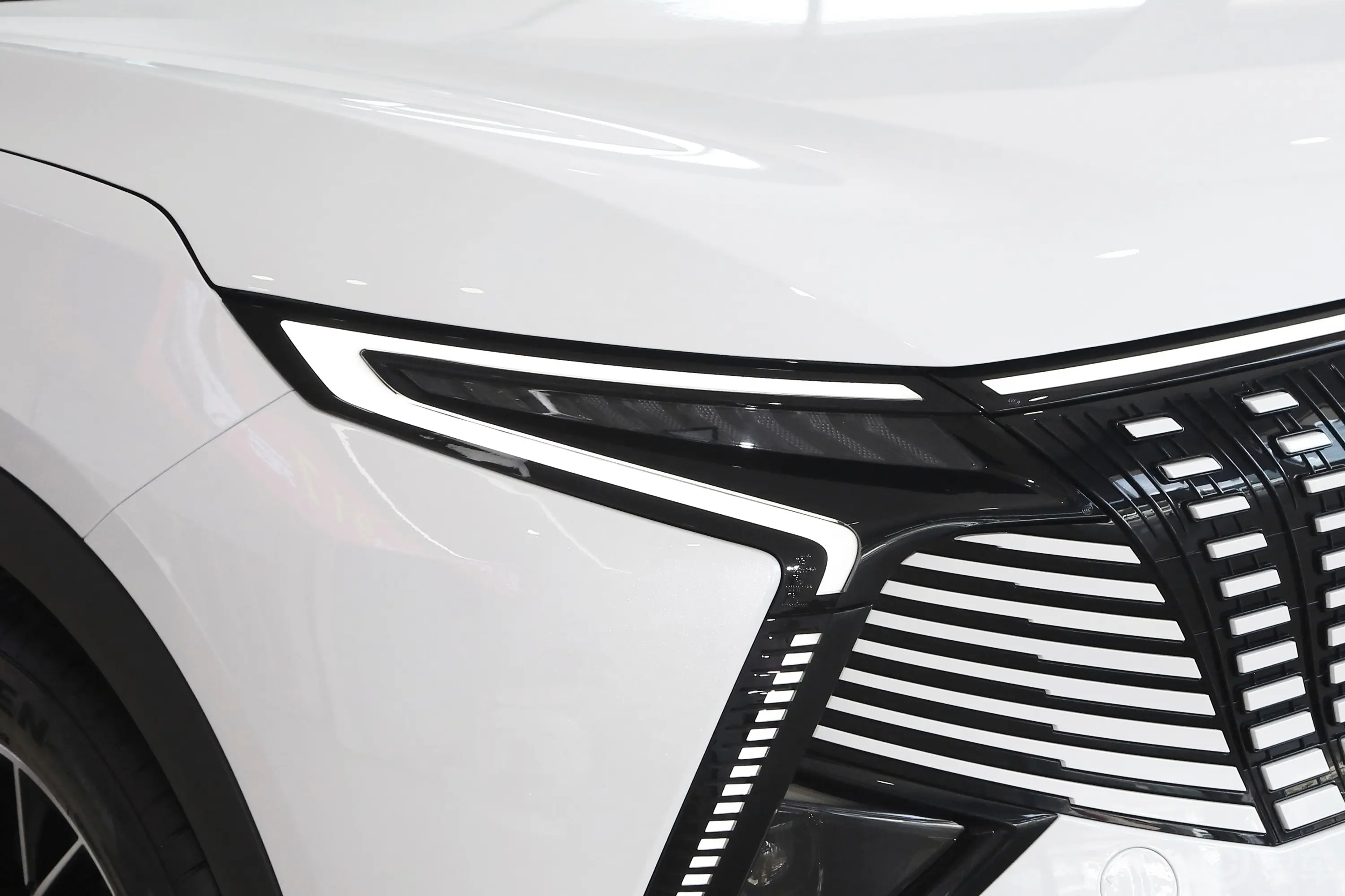 凯翼昆仑iHD1.5T 150km 山峰版 5座外观灯组