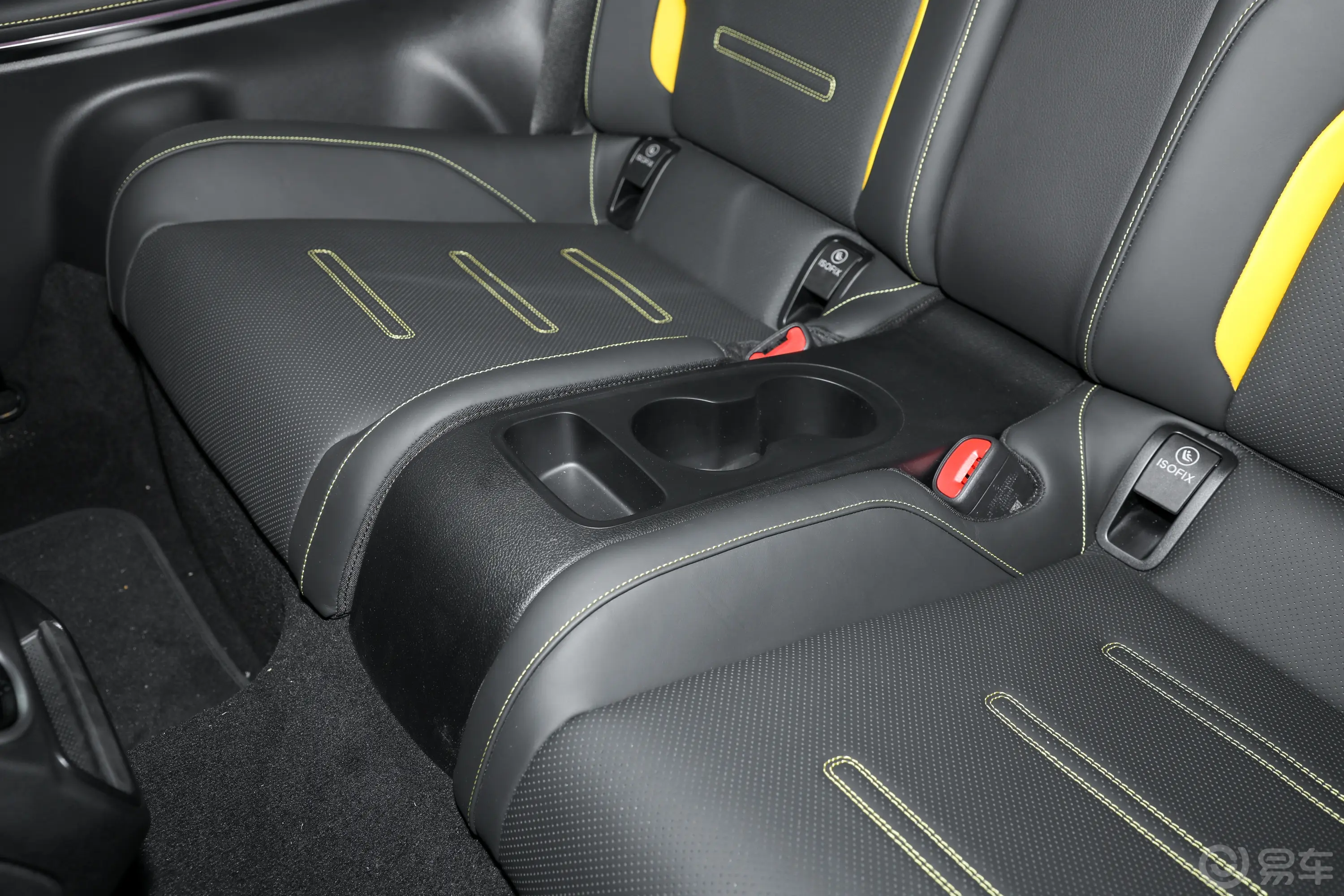 奔驰CLE AMGAMG CLE 53 4MATIC+ Coupe后排(第二排)中央扶手