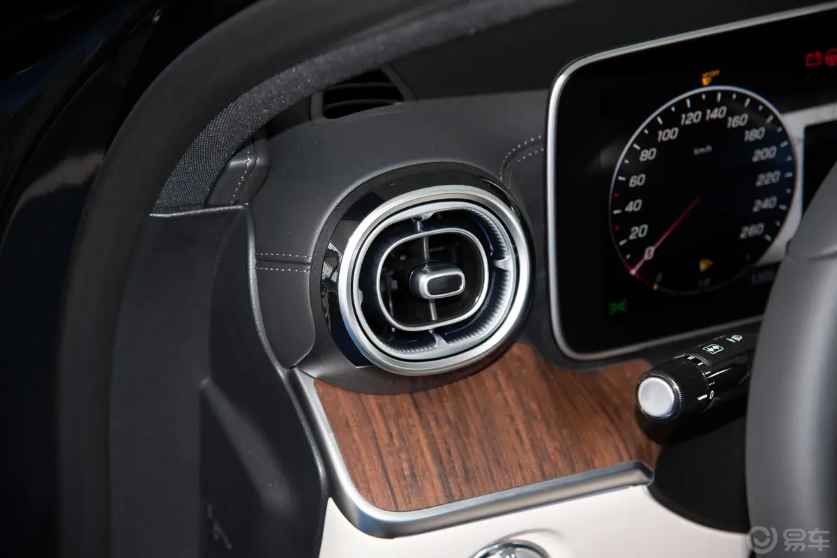 奔驰C级改款三 C 260 L主驾驶位