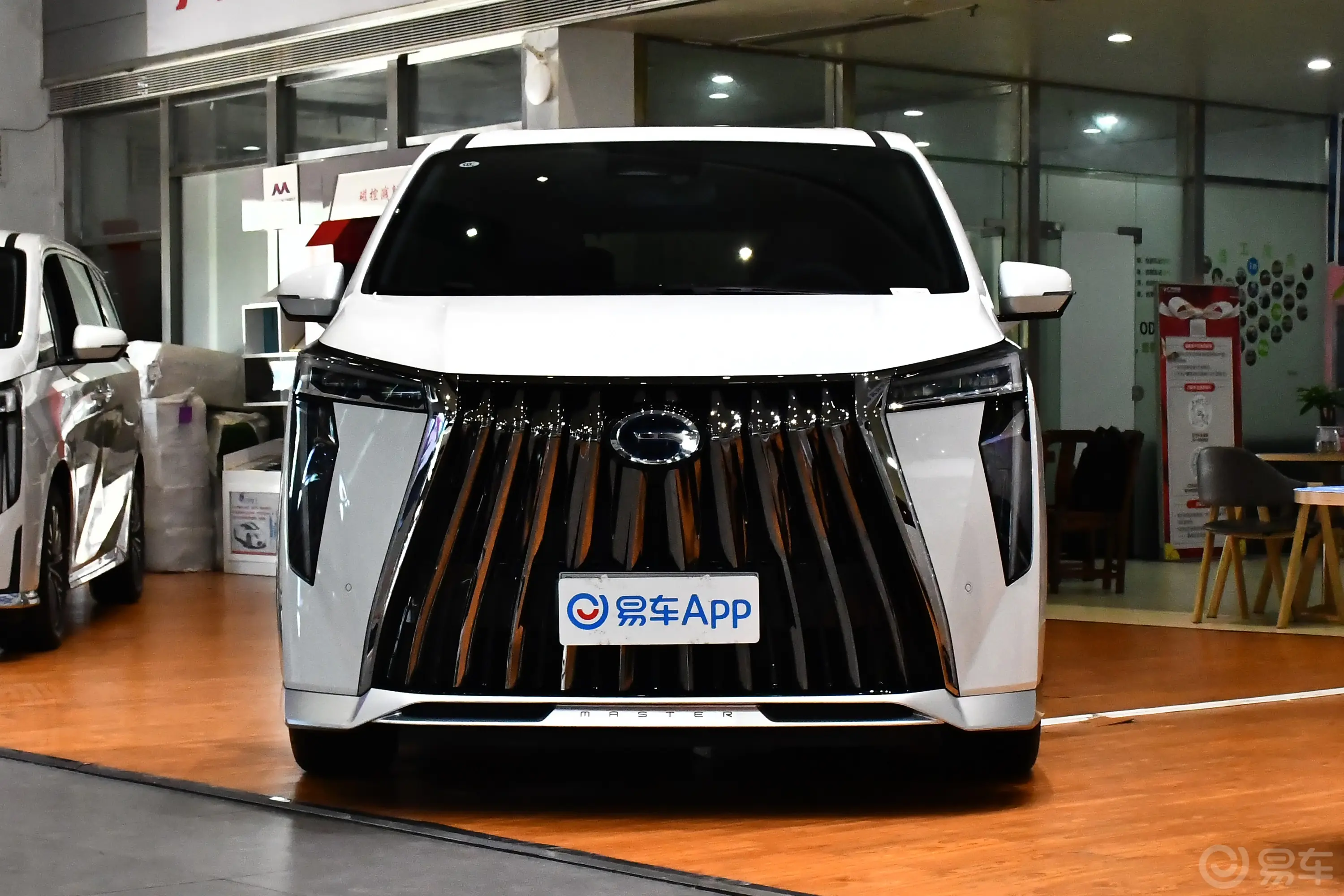传祺M8宗师系列 双擎 2.0T 至尊版 7座正前水平