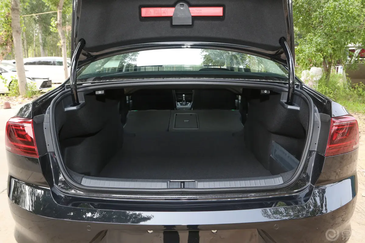 迈腾众享版 330TSI 豪华型两排全部放倒