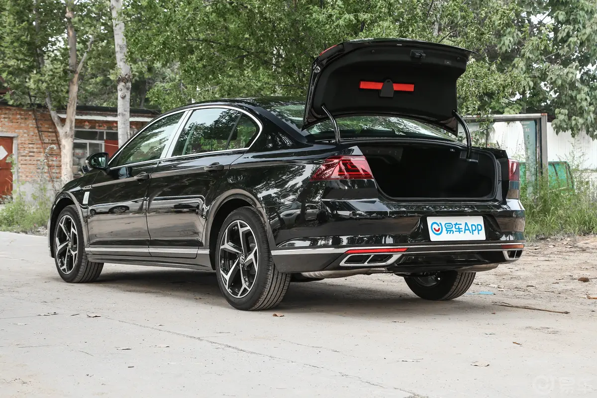 迈腾众享版 330TSI 豪华型后备厢开启45度侧拍