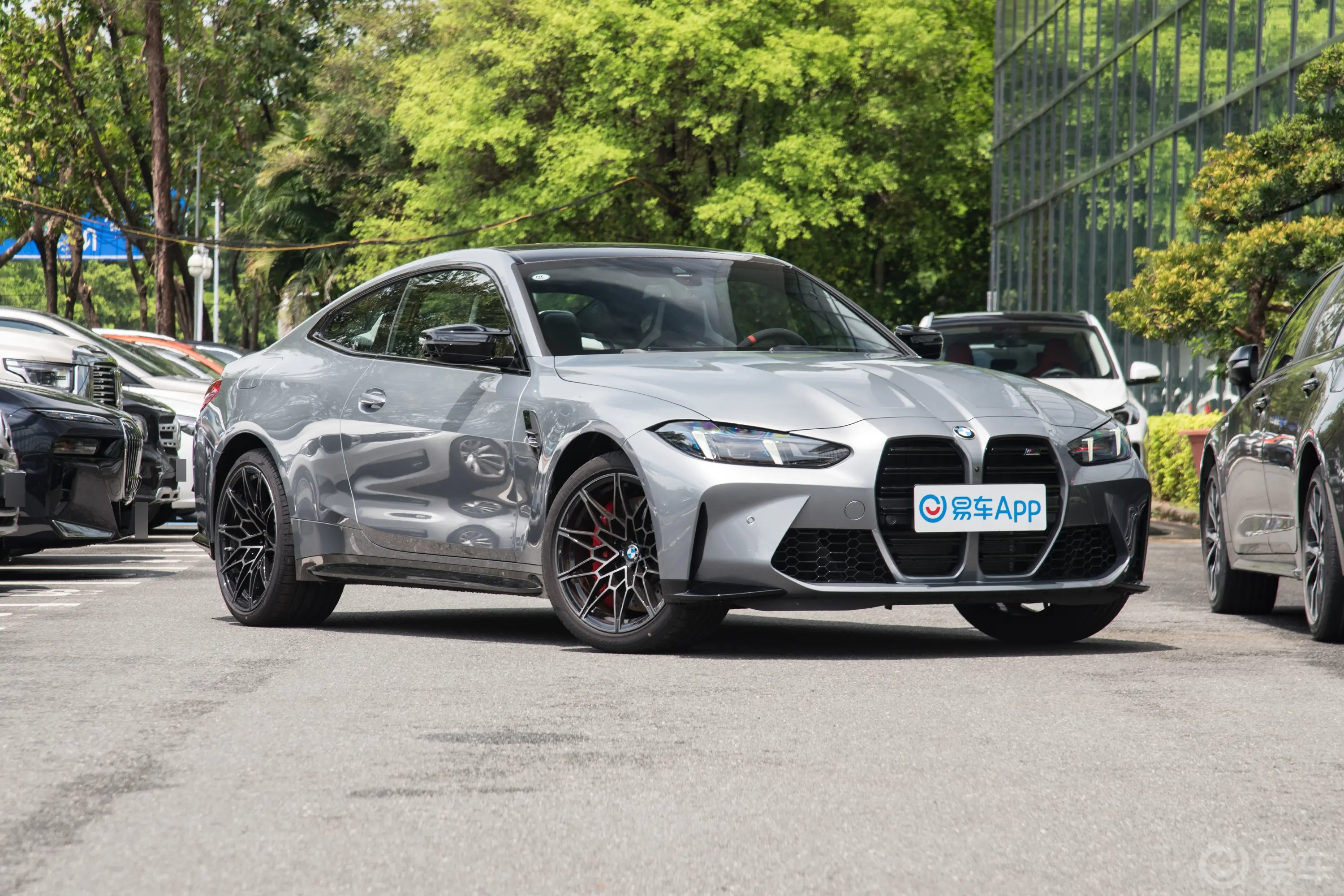 宝马M4M4 双门轿跑车 M xDrive 雷霆版侧前45度车头向右水平