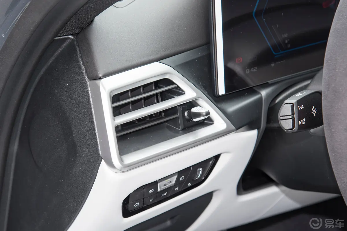 宝马M4M4 双门轿跑车 M xDrive 雷霆版主驾驶位