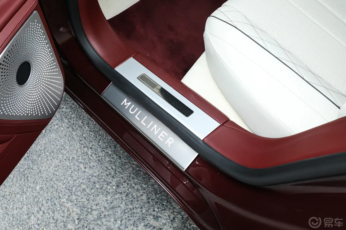 飞驰4.0T V8 Mulliner后排空间