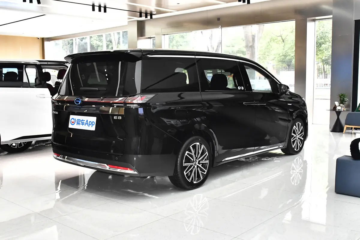 传祺E8新能源2.0L 150km 龙腾星夜版侧后45度车头向右水平
