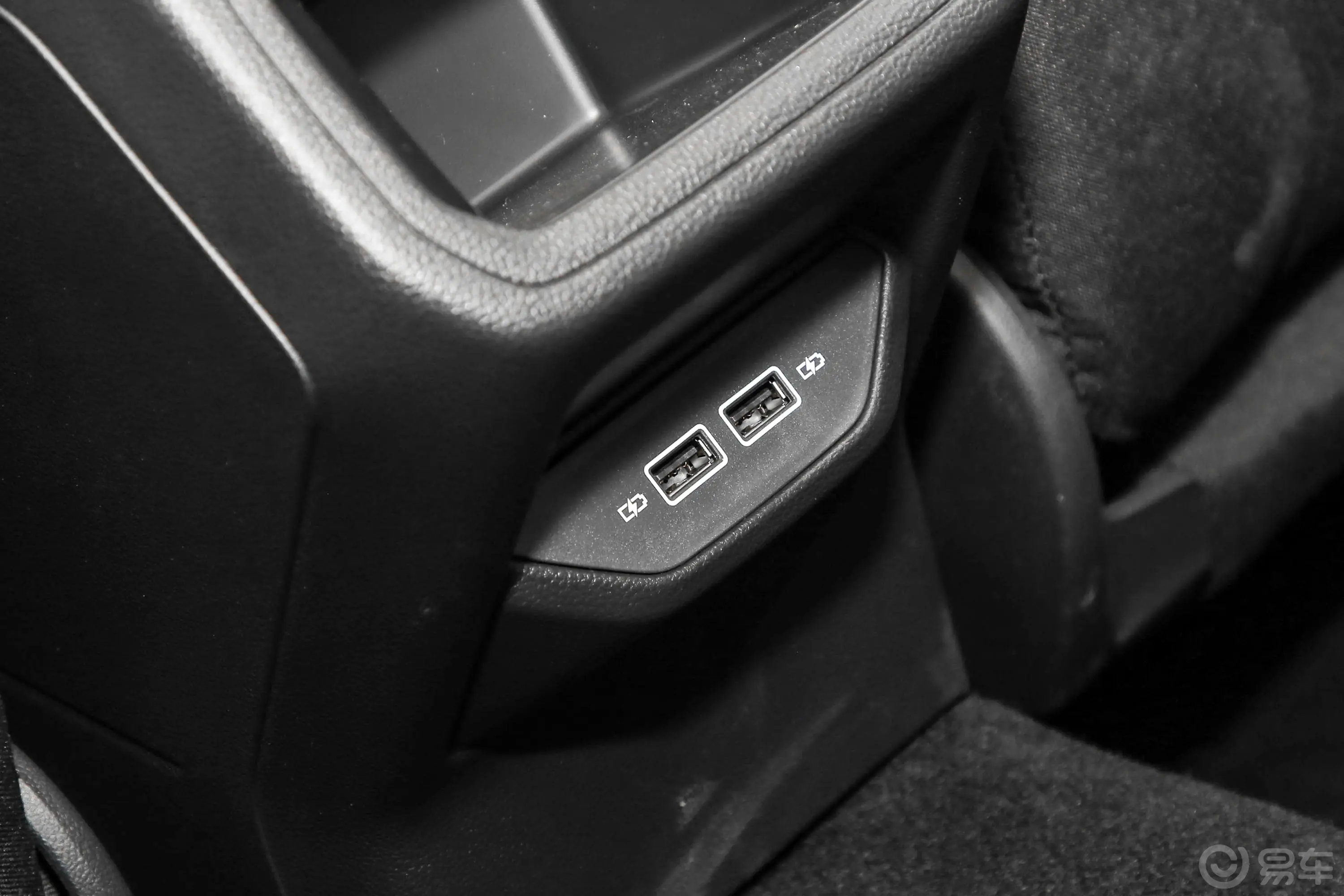 宝来200TSI 双离合畅行版后排(第二排)充电口