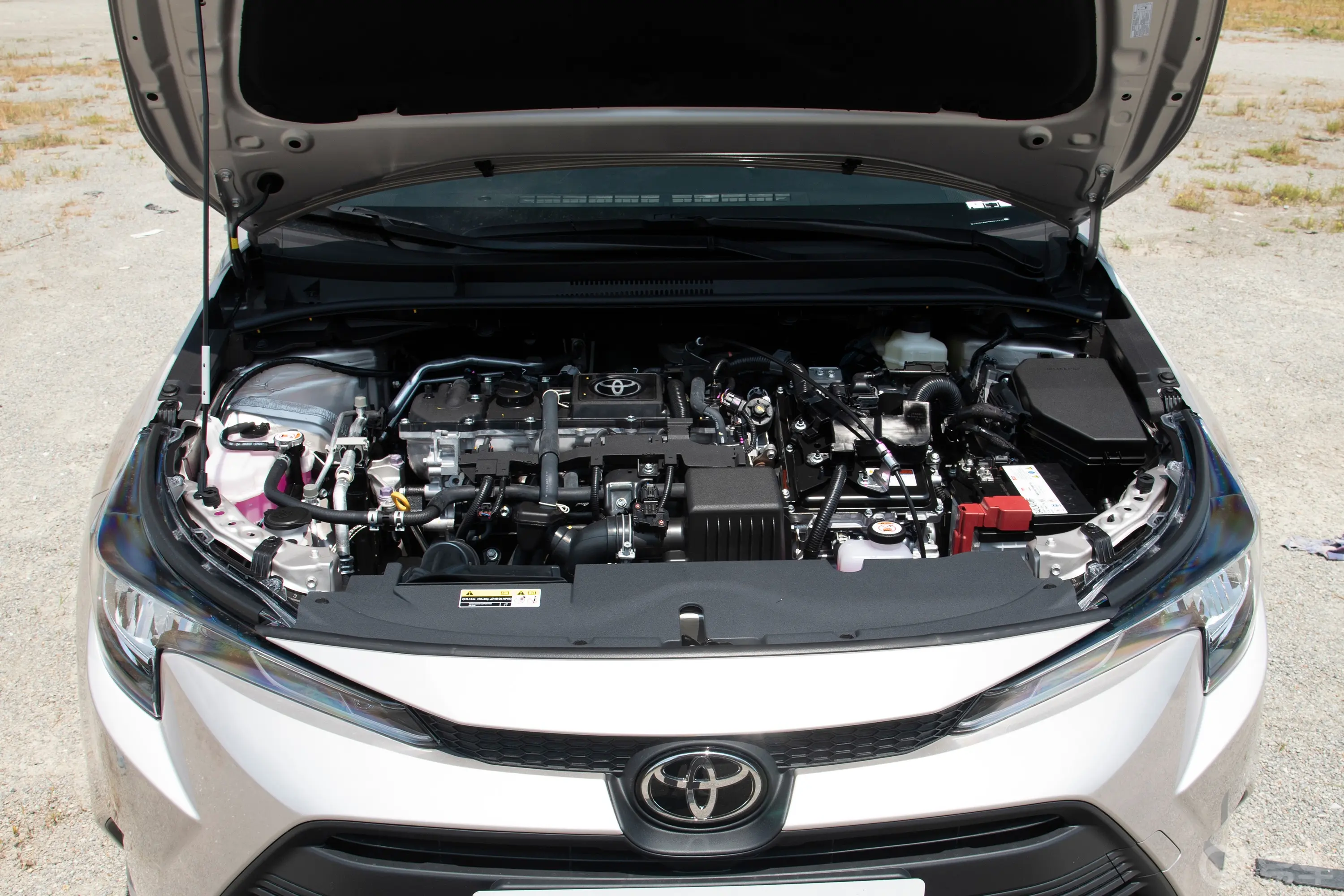 雷凌双擎 1.8L 领先版前舱整体