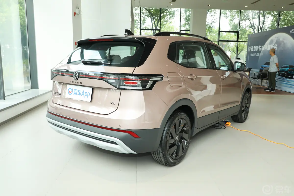 途岳新锐 300TSI 锐享版侧后45度车头向右水平