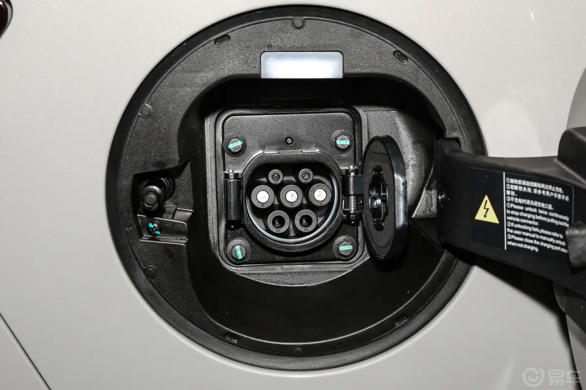 宋PLUS新能源EV 605km 旗舰型慢充充电口