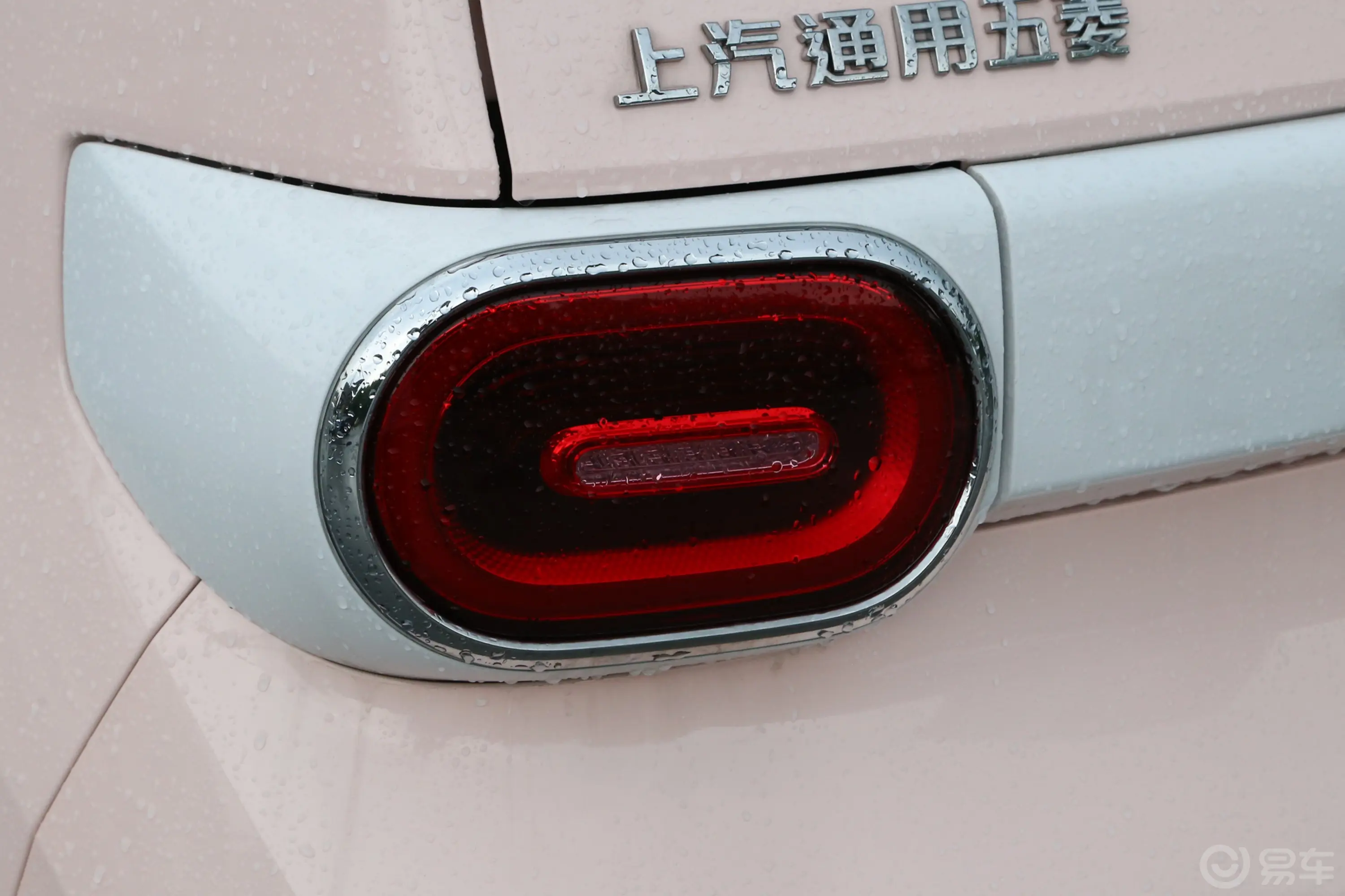 宏光MINIEV120km 磷酸铁锂尾灯侧45度俯拍