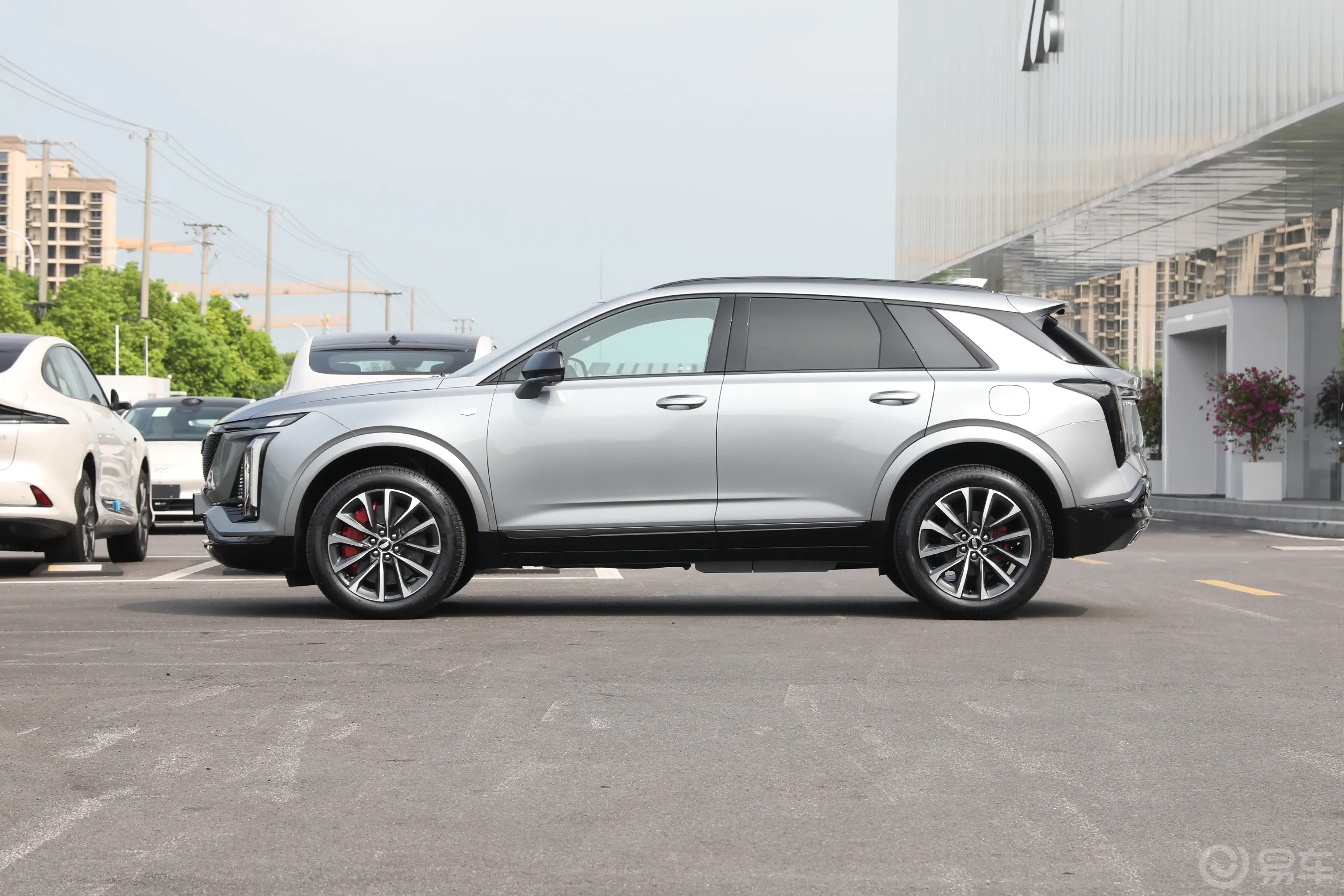 凯迪拉克XT5轻混 2.0T 尊贵型正侧车头向左水平