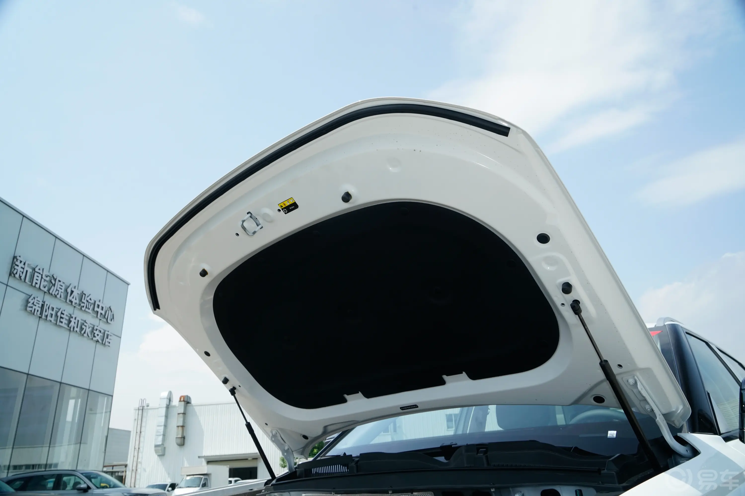 探索06都市版 1.6T 两驱舒适版前舱盖内侧