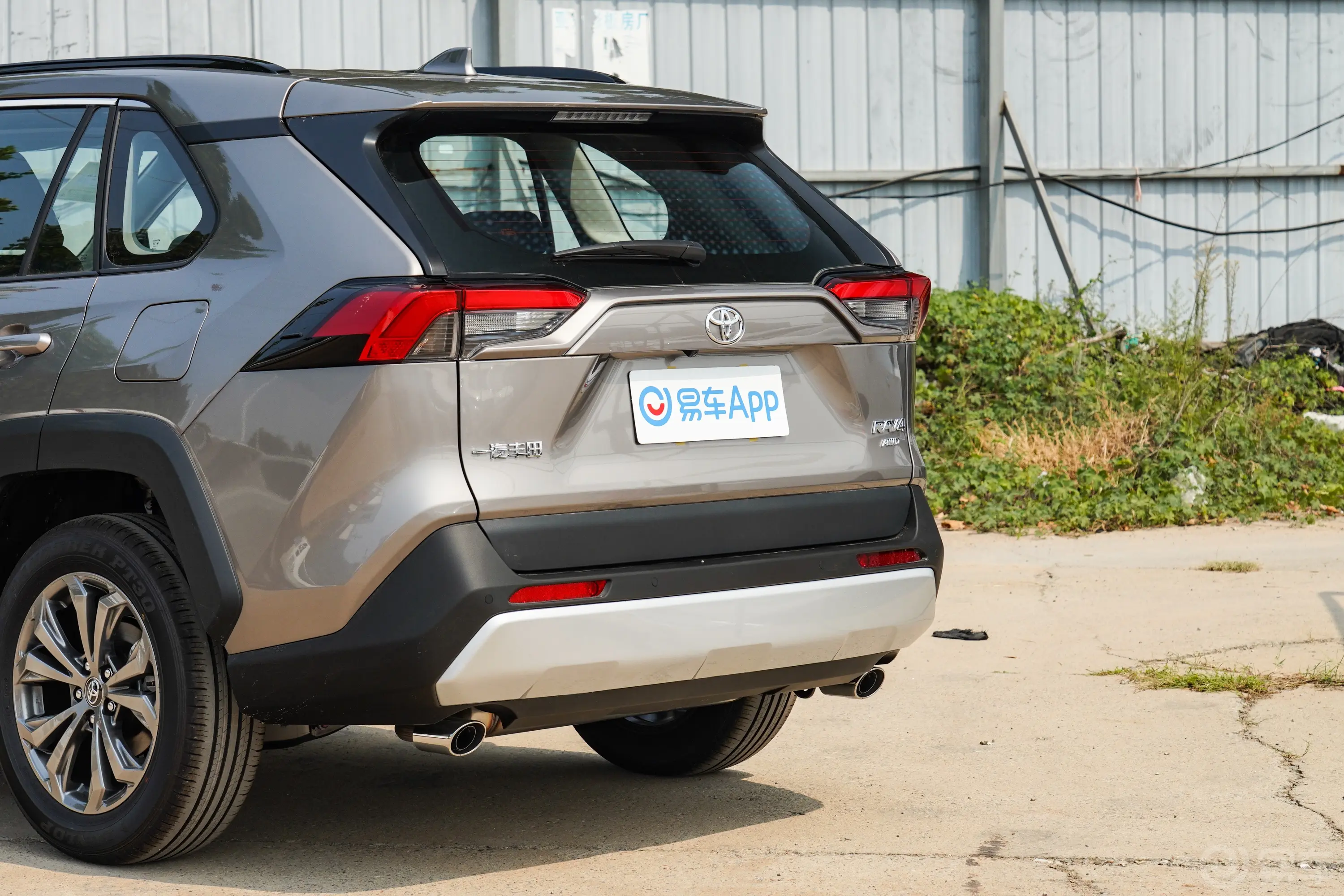 RAV4荣放2.0L 四驱探险PLUS版车尾特写