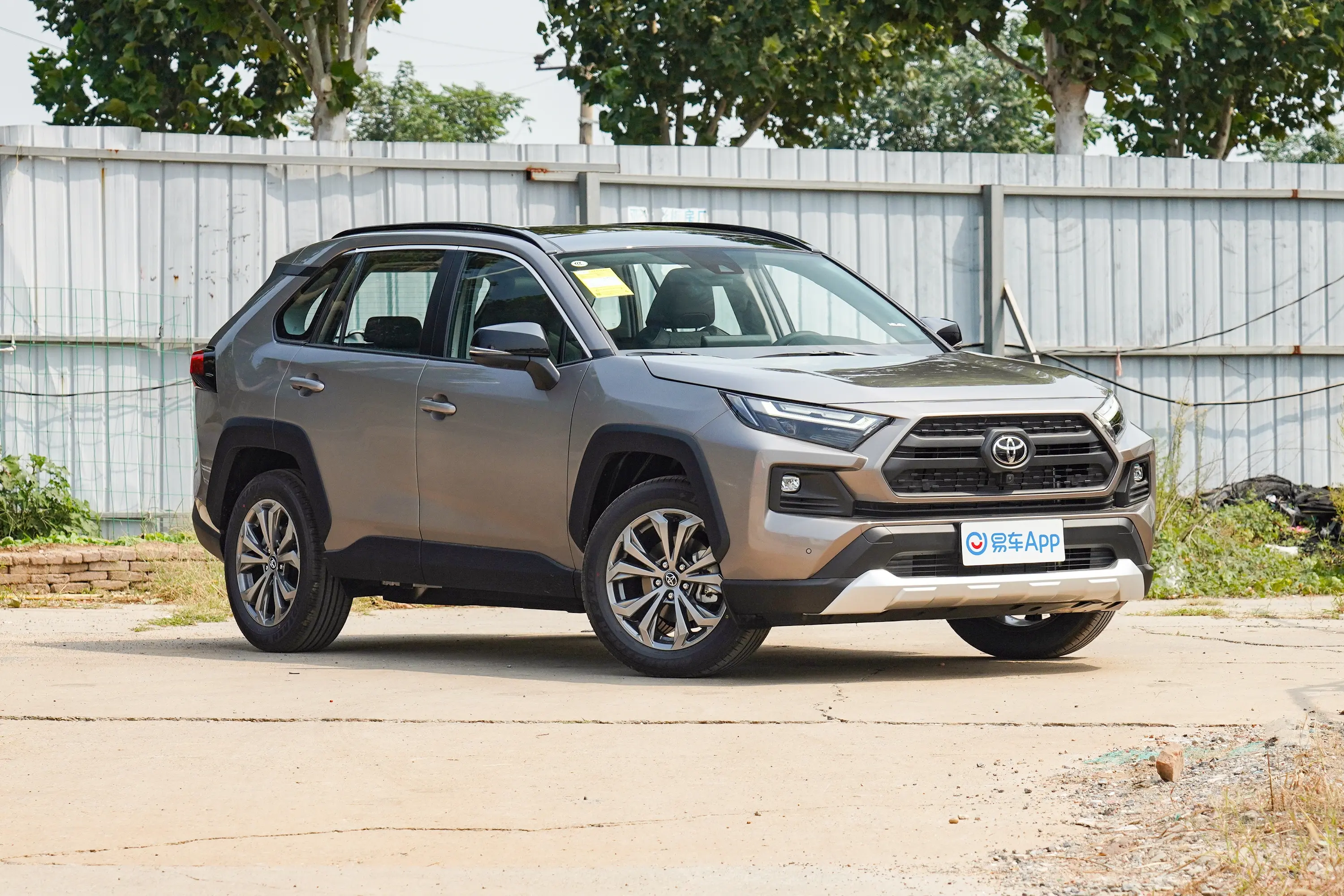 RAV4荣放2.0L 四驱探险PLUS版侧前45度车头向右水平