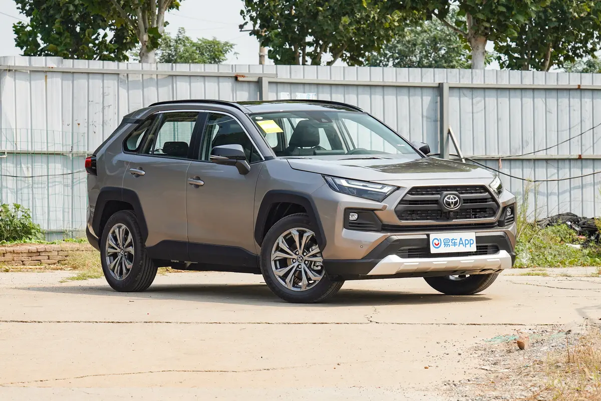 RAV4荣放2.0L 四驱探险PLUS版侧前45度车头向右水平